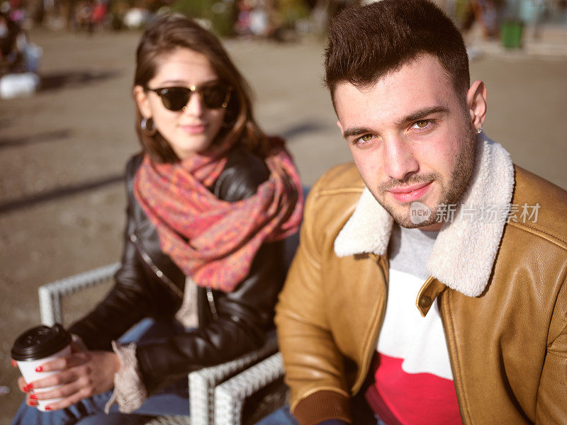 年轻人看着相机，而夫妇坐在公共海滩在Akyaka Gökova